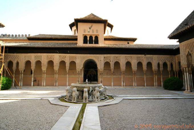 Ampia Corte dei Leoni, Alhambra Nasridi Granada - Spagna