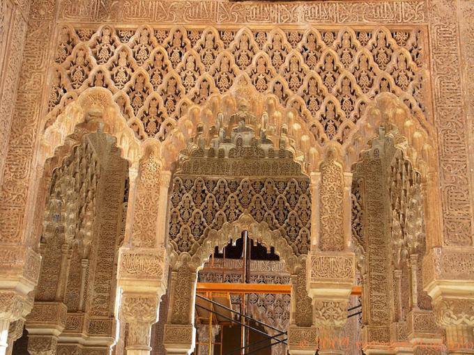 Corte dei Leoni. Interno del padiglione, Alhambra Nasridi Granada - Spagna