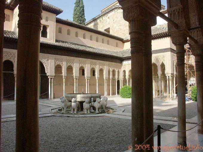 Vista dalle arcate della Corte dei Lions, Alhambra Nasridi Granada - Spagna, Andalusia