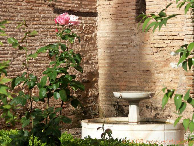 Pareti e fontana, Alhambra Nasridi Granada - Spagna