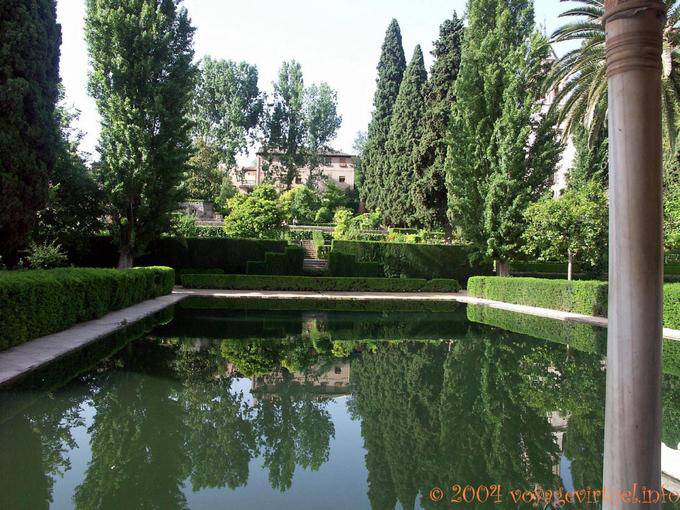 Riflessione in una piscina, Alhambra Nasridi Granada - Spagna