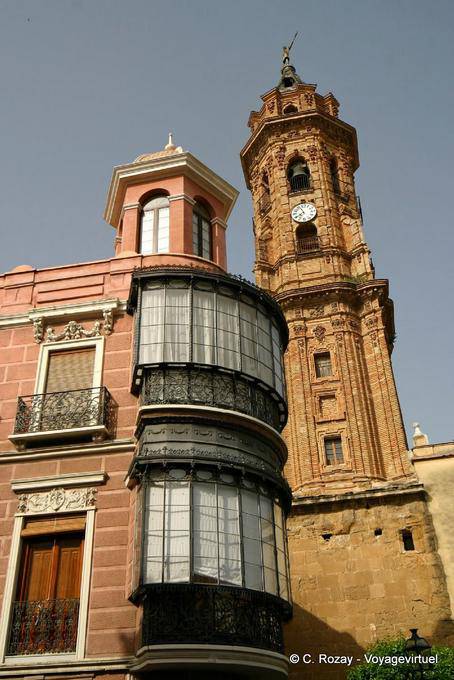 Balconi arrotondati nella torre Plaza de San Sebastián e campanile della Iglesia San Sebastián, Antequera - Spagna