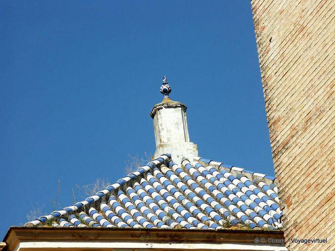 Tetto tipico della città in piastrelle bianche e blu, Carmona - Spagna, Andalusia