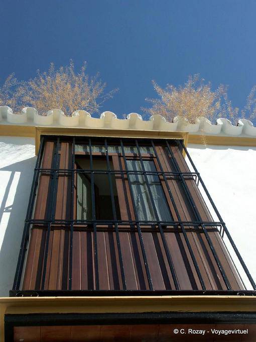Balcone di legno tra bar, Carmona - Spagna, Andalusia