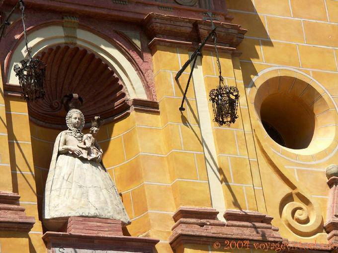 Statua della regina con il bambino, Cordoba - Spagna, Andalusia