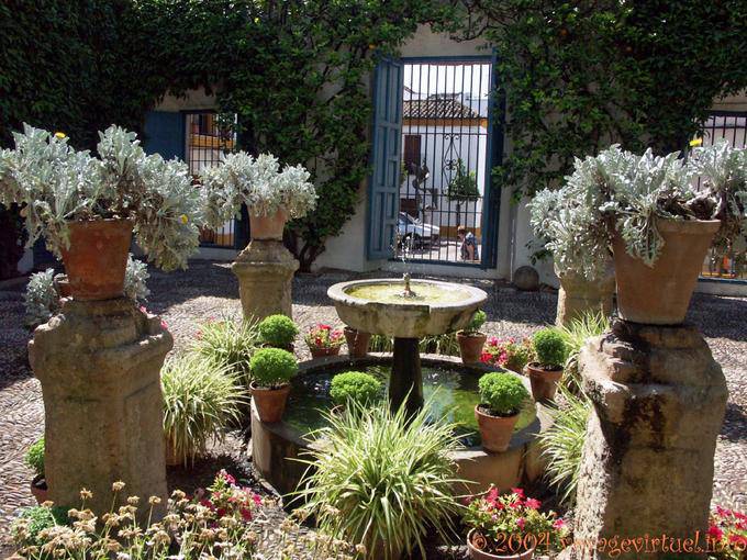 Piccola fontana in un patio, Palacio de Viana, Cordoba - Spagna, Andalusia