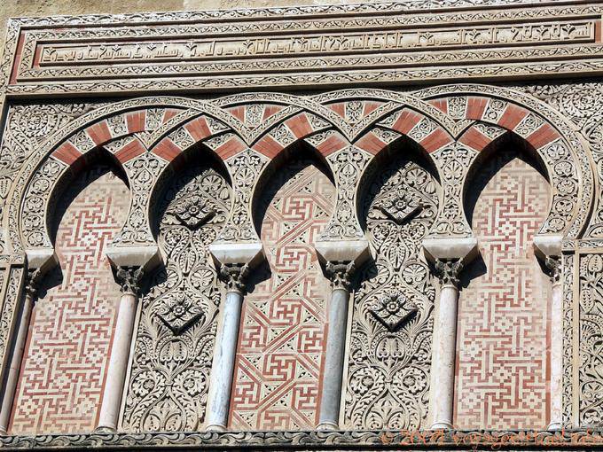 Wonder dell'arte musulmana in Puerta del Baptisterio, Mezquita, Cordoba - Spagna, Andalusia