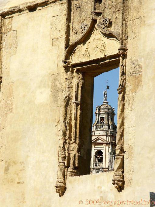 Finestra antica con vista sulla Giralda, Cordoba - Spagna, Andalusia