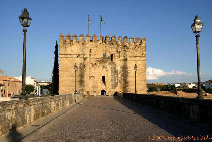 Torre di ingresso Calahorra dal Puente Bajada del Puente, Cordova - Spagna, Andalusia