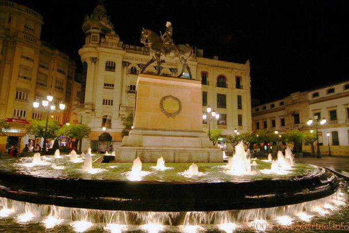 Fontana e la statua nella notte Plaza de las Tendillas, Cordova - Spagna, Andalusia