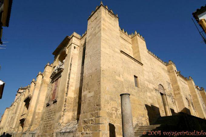 Sotto le mura della moschea, angolo di D Grada Calle Redonda, Cordoba - Spagna, Andalusia