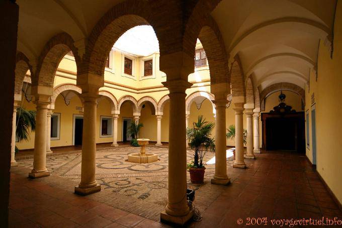 Ristrutturato cortile del Palazzo Episcopale, Cordoba - Spagna, Andalusia