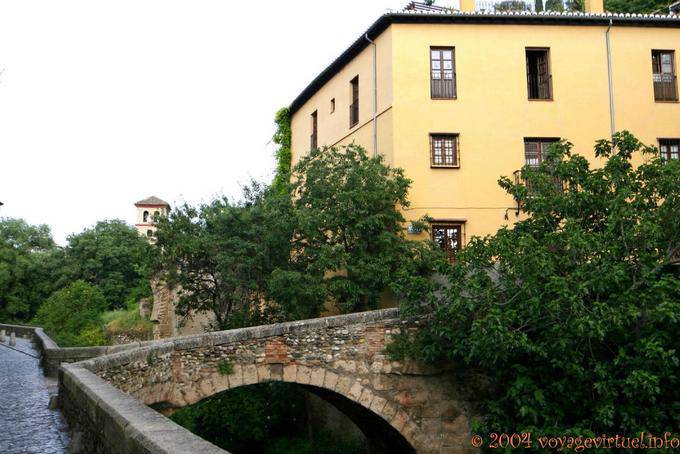 Piccolo ponte nella via Nino del Royo, Granada - Spagna