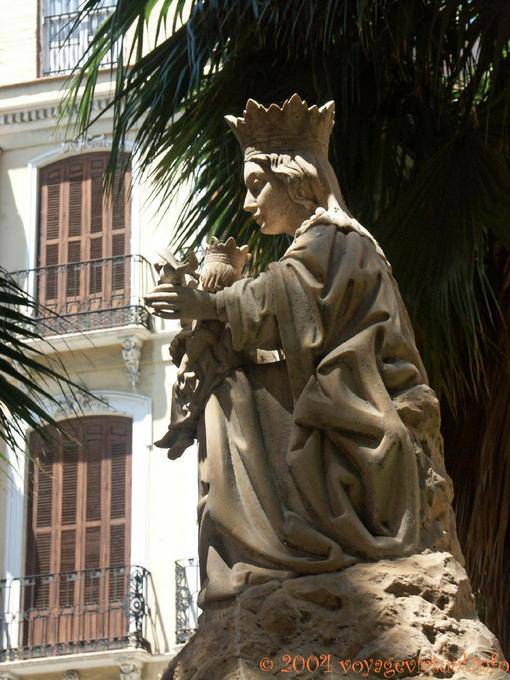 Statua della regina e suo figlio, calle Santa Maria, Malaga - Spagna, Andalusia