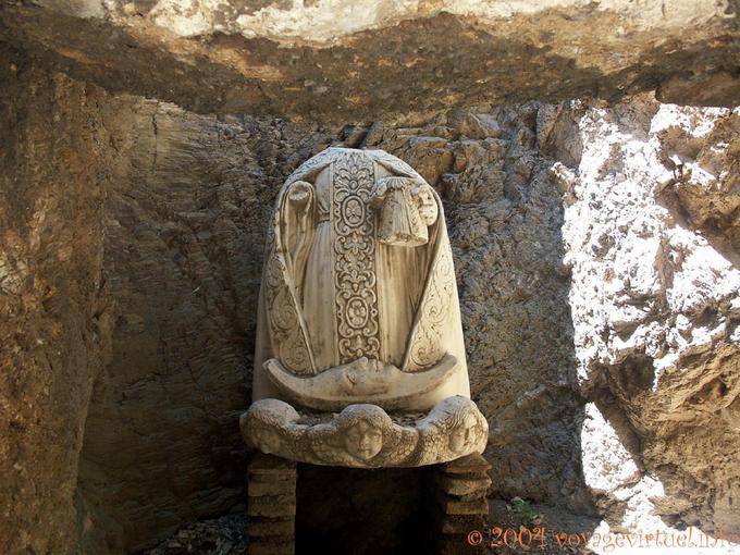 Statua Fontaine-senza testa alla Puerta de las Columnas, Alcazaba, Malaga - Spagna, Andalusia
