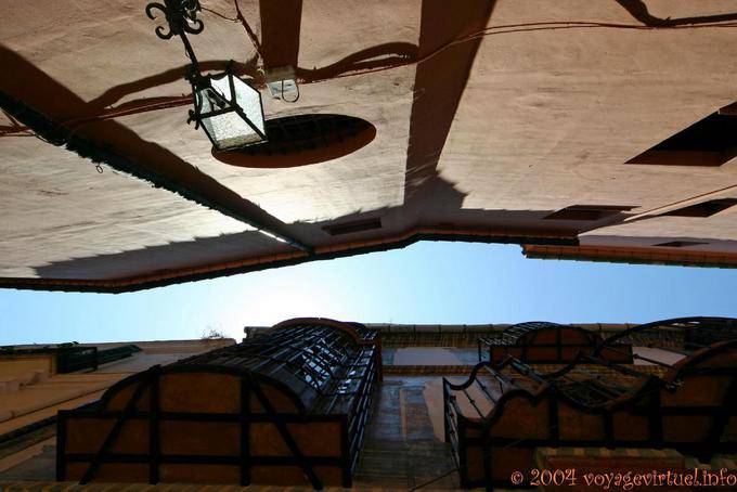 Guardando al cielo in un vicolo, Malaga - Spagna, Andalusia