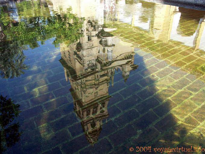 Riflessione del minareto della Giralda Torre Campanario, Mezquita Cordoba - Spagna, Andalusia
