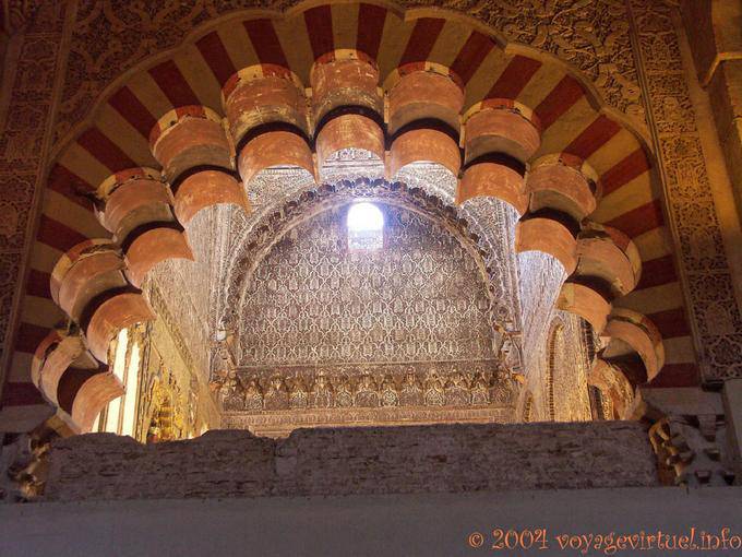 Doppio arcobaleno polilobato di architettura omayyade, Cordoba Mezquita - Spagna, Andalusia