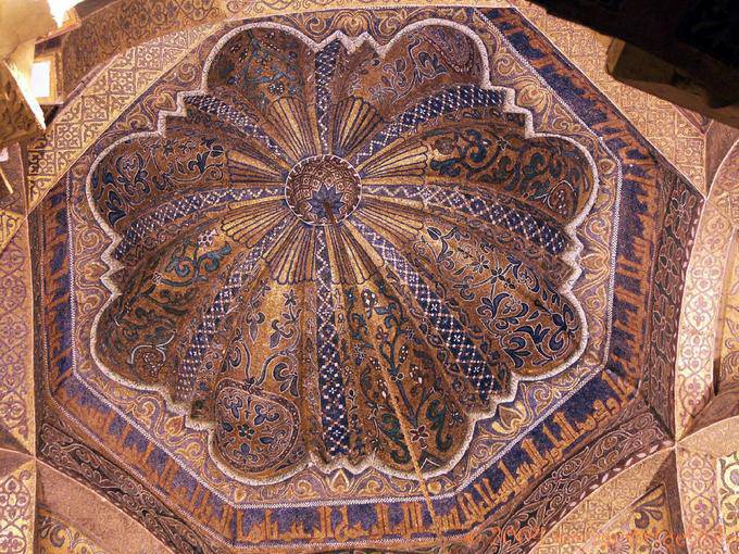 Close-up sulla cupola risalente delicatamente colorata dai tempi di Alhaken II, Cordoba Mezquita - Spagna, Andalusia
