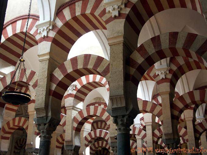 Prospettiva sugli archi del periodo di Abderaraman II, Cordoba Mezquita - Spagna, Andalusia