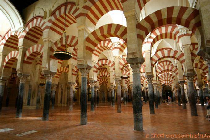 Colonne di marmo foresta sottostante doppie arcate, Cordoba Mezquita - Spagna, Andalusia