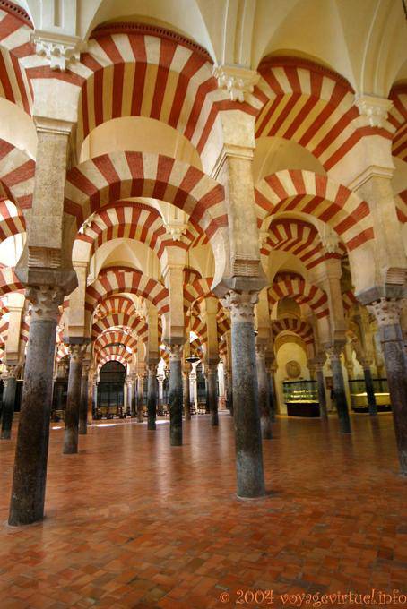 Colonne di marmo Belle da edifici romani e visigoti, Mezquita Cordoba - Spagna, Andalusia
