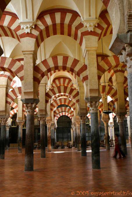 Il colore delle arcate è dovuta alla miscela di pietra bianca e mattoni rossi, Mezquita Cordoba - Spagna, Andalusia