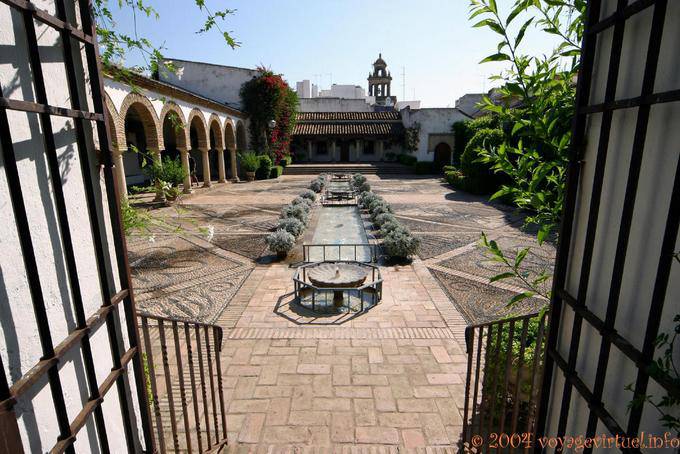 Fontana nel giardino del 17 ° secolo, Patio de las Columnas, Palacio de Viana, Cordoba - Spagna
