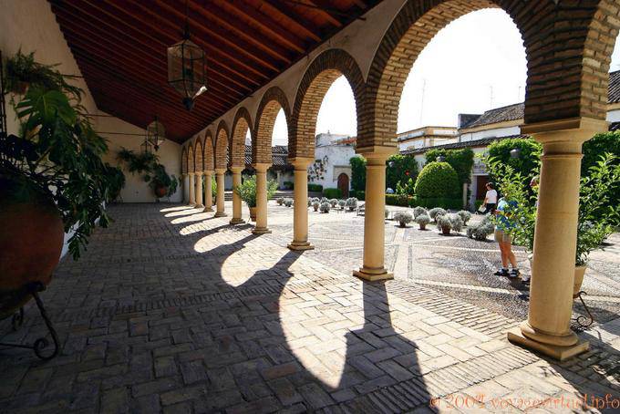 Ombra sotto le colonne del Patio de las Columnas, Palacio de Viana, Cordoba - Spagna, Andalusia