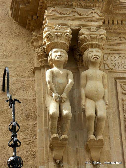 Close-up sulle statue dei pilastri del palazzo Calle Marqués de Salvatierra, Ronda - Spagna, Andalusia