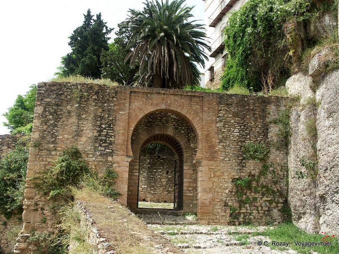 Porta di Xijara (Cijara) composto da tre archi, ingresso alla medina, Ronda - Spagna, Andalusia
