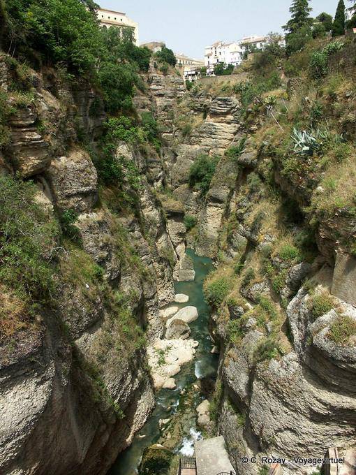 Vista dal Puente de San Miguel su Tajo Gorge e il letto di Guadalevin, Ronda - Spagna, Andalusia