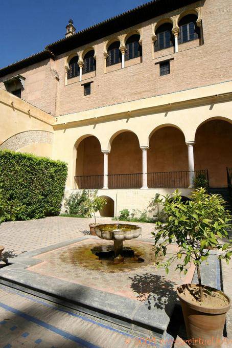 Piccola fontana in un patio, Siviglia Alcazar - Spagna