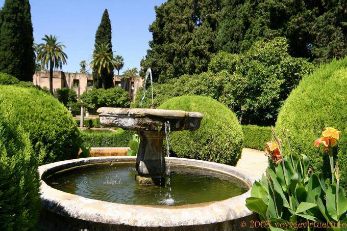 Topiary e fontana nel giardino, Siviglia Alcazar - Spagna