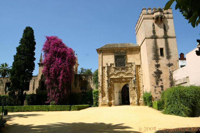 Puerta del Palacio de los Duques de Arcos, vista dal Jardines de Olurillo, Alcazar, Siviglia - Spagna
