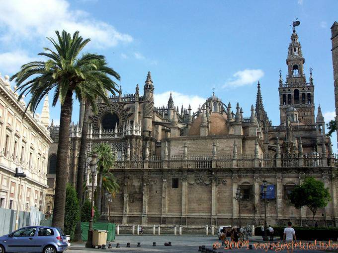 Pinnacoli della Cattedrale di Siviglia Vista dalla ingresso al Alcazar - Spagna