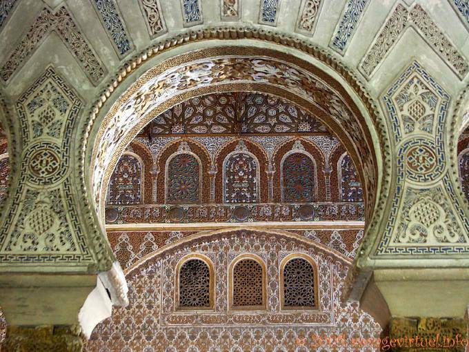 Bella decorazioni dell'Arco di Peacocks (Arco de los Pavones), Siviglia Alcazar - Spagna
