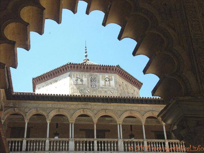 Visto dal porticato nel cortile delle Demoiselles, Siviglia Alcazar - Spagna