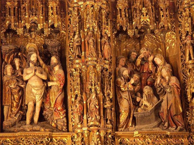 Focus sulla pala dell'altare maggiore (a destra, Lázaro de Resurrección), Cattedrale di Siviglia - Spagna