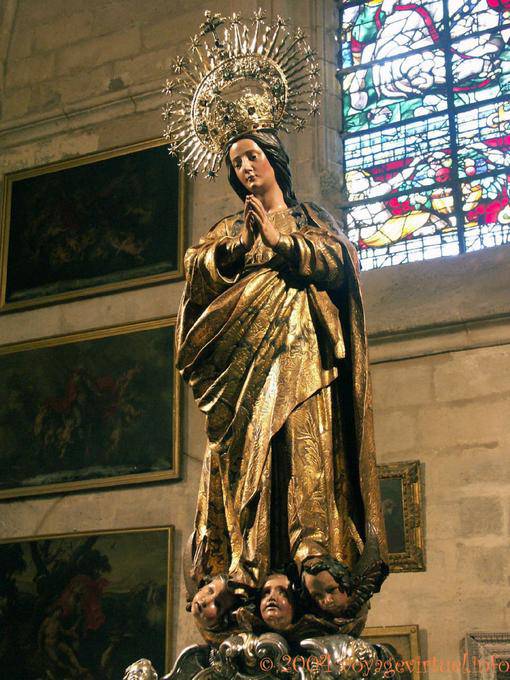 Statua della Vergine camminare su tre teste, Cattedrale di Siviglia - Spagna