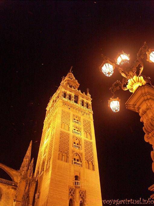 Illuminazione notturna della Giralda e lampada, Cattedrale di Siviglia - Spagna