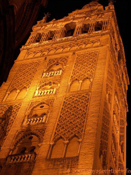 Close-up della Giralda illuminato di notte, Cattedrale di Siviglia - Spagna