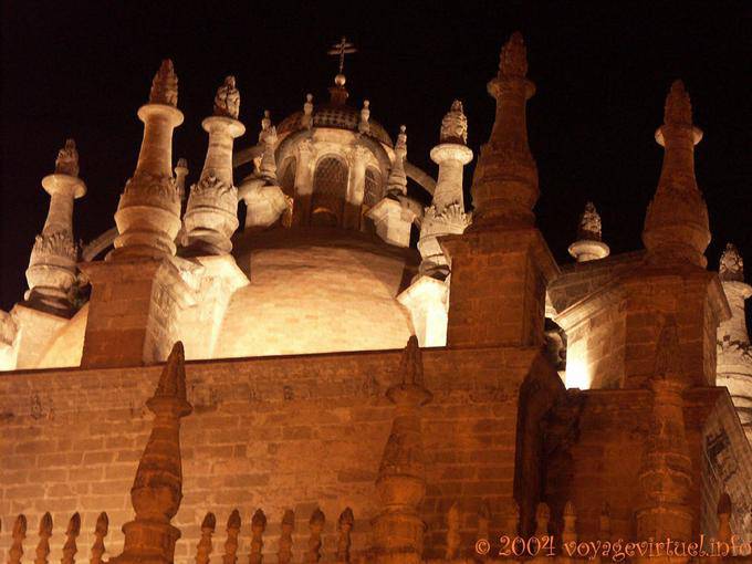 Tetto del Sacristia Sindaco con illuminazione notturna, Cattedrale di Siviglia - Spagna