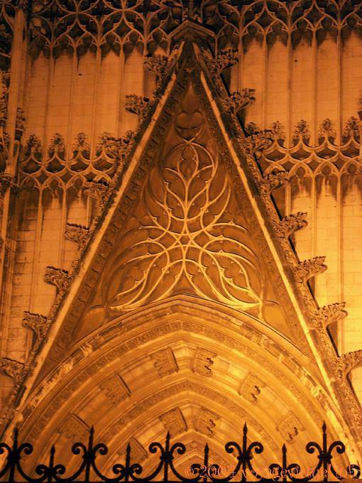 Groviglio sulla parte superiore della Puerta de la Conception notte, Cattedrale di Siviglia - Spagna