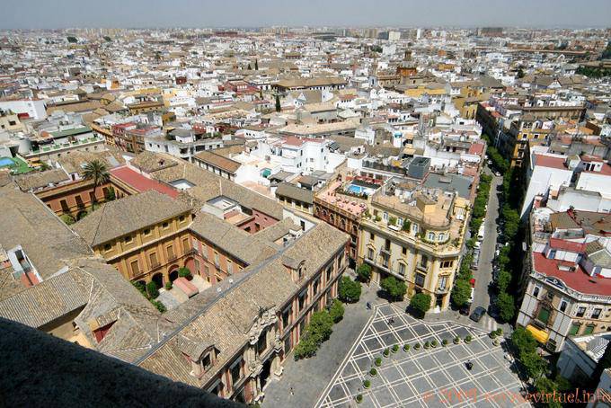 Tenuto conto della Plaza del Triunfo e il Palacio Arzobispal dall'alto della Cattedrale Giralda, Siviglia - Spagna