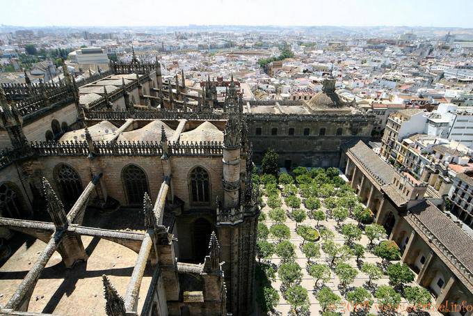 Vista del Patio de los Naranjos e la Puerta del Perdon dalla cima della Giralda, la Cattedrale di Siviglia - Spagna