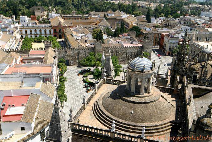 Guardate la Plaza del Patio Bandera sinistra, Plaza del Triunfo e pareti dalla Giralda, la Cattedrale di Siviglia - Spagna
