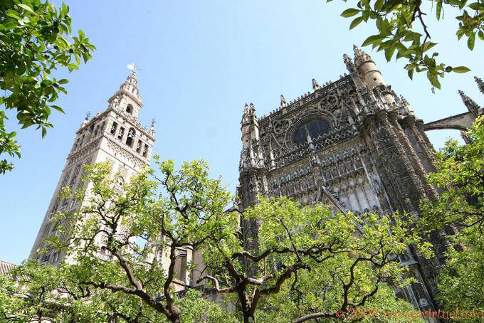 Top della Giralda e la facciata gotica, Cattedrale di Siviglia - Spagna
