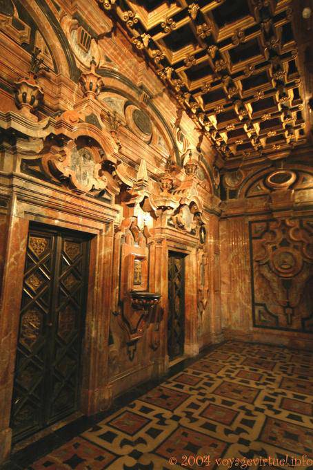Decorazione tra l'altare e El Coro de Plata, Cattedrale di Siviglia - Spagna