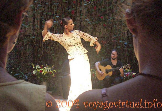 Ballerina di flamenco tra due teste, Siviglia - Spagna, Andalusia